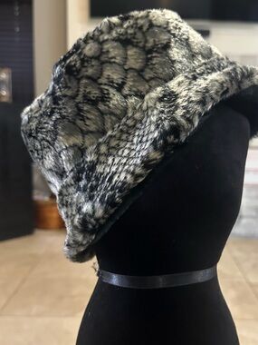 Vintage Everitt Faux Fur Bucket Hat Black Snake Skin Print Design Lined Medium